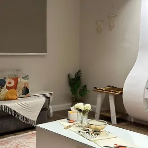 بموقع مميز قريبة من الحرم في قلب المدينة وبجانبها جميع الخدمات شقة